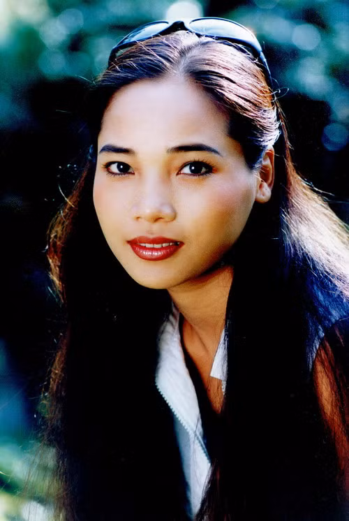 Là em út trong gia đình mỹ nhân họ Lê nổi tiếng, nữ nghệ sĩ Lê Vy có vẻ đẹp hiện đại, góc cạnh hơn hai chị gái Lê Vân và Lê Khanh. Tuy nhiên, với mái tóc dài bông nổi tiếng, Lê Vy vẫn được liệt vào hàng những nữ nghệ sĩ mang vẻ đẹp đậm chất Á Đông.