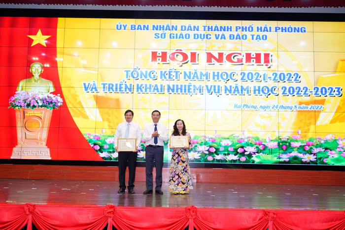 Giám đốc Sở Giáo dục và Đào tạo Hải Phòng trao bằng khen tặng các đơn vị (Ảnh: LT)