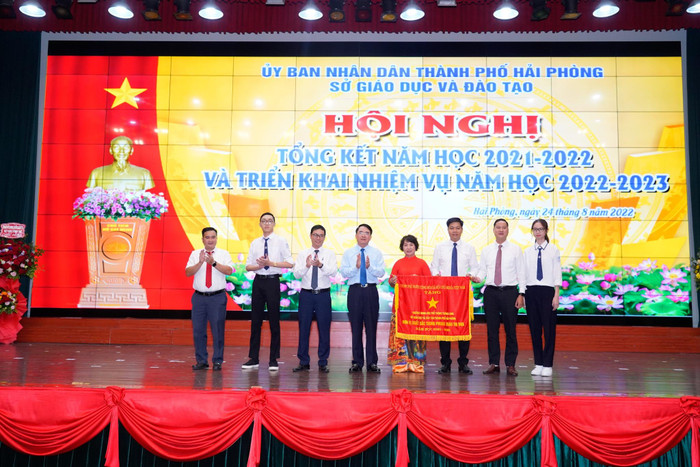 Uỷ ban nhân dân thành phố trao cờ của Chính phủ tặng đơn vị xuất sắc trong phong trào thi đua cho trường Trung học phổ thông Thăng Long (Ảnh: LT)