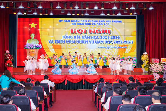 Các tiết mục văn nghệ chào mừng hội nghị tổng kết năm học của Sở Giáo dục và Đào tạo Hải Phòng ( Ảnh: LT)