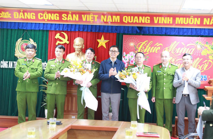 Giám đốc Sở Giáo dục và Đào tạo Hải Phòng cùng lãnh đạo thành phố Thuỷ Nguyên tặng hoa động viên, cảm ơn Công an huyện Thuỷ Nguyên (Ảnh: LT) GDVN_gd-cam-on-2.jpg