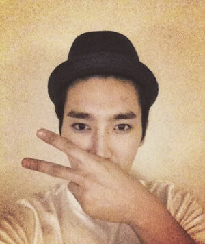 Nam ca sĩ điển trai nhất nhóm Super Junior – Choi Si Won tuy luôn tỏ ra là người khá trầm lặng nhưng ngoại hình cũng như tính cách lịch sự và ga lăng của Si Won vẫn là điểm cộng cho anh chàng này. Nam ca sĩ điển trai nhất nhóm Super Junior – Choi Si Won tuy luôn tỏ ra là người khá trầm lặng nhưng ngoại hình cũng như tính cách lịch sự và ga lăng của Si Won vẫn là điểm cộng cho anh chàng này.