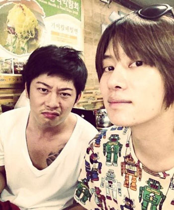 Nam ca sĩ Kim Hee Chul (phải), thành viên nhóm nhạc nam Super Junior, một anh chàng vui tính và dễ thương của nhóm Suju. Mặc dù đang bận phục vụ trong quân ngũ nhưng Hee Chul vẫn luôn tiếp cận với fan qua weibo cá nhân. Nam ca sĩ Kim Hee Chul (phải), thành viên nhóm nhạc nam Super Junior, một anh chàng vui tính và dễ thương của nhóm Suju. Mặc dù đang bận phục vụ trong quân ngũ nhưng Hee Chul vẫn luôn tiếp cận với fan qua weibo cá nhân.