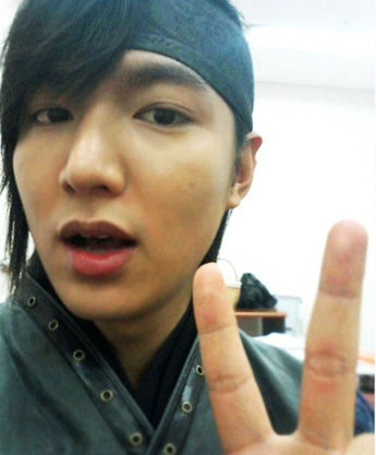 Nam diễn viên điển trai Lee Min Ho được coi là một sao khá tận tâm và chu đáo khi thường xuyên hỏi thăm và chúc phúc tới fan hâm mộ mỗi khi đến dịp đặc biệt hoặc ngày lễ nào đó. Đến nay, lượng fan hâm mọ trên weibo của Lee Min Ho là 5,5 triệu lượt người. Nam diễn viên điển trai Lee Min Ho được coi là một sao khá tận tâm và chu đáo khi thường xuyên hỏi thăm và chúc phúc tới fan hâm mộ mỗi khi đến dịp đặc biệt hoặc ngày lễ nào đó. Đến nay, lượng fan hâm mọ trên weibo của Lee Min Ho là 5,5 triệu lượt người.