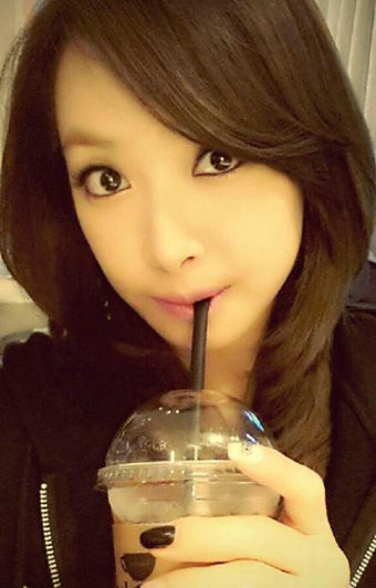 Cô nàng Victoria Song, thành viên nhóm nhạc f(x) thuộc công ty giải trí SM Entertainment. Tuy đầu quân cho một nhóm nhạc ở Hàn Quốc nhưng cô gái sinh năm 1987 lại mang quốc tịch Trung Quốc và có tên là Tống Tây. Đây cũng là lý do vì sao Victoria Song lại nhận được nhiều tình cảm và sự ủng hộ từ người hâm mộ nước nhà đến vậy. Cô nàng Victoria Song, thành viên nhóm nhạc f(x) thuộc công ty giải trí SM Entertainment. Tuy đầu quân cho một nhóm nhạc ở Hàn Quốc nhưng cô gái sinh năm 1987 lại mang quốc tịch Trung Quốc và có tên là Tống Tây. Đây cũng là lý do vì sao Victoria Song lại nhận được nhiều tình cảm và sự ủng hộ từ người hâm mộ nước nhà đến vậy.