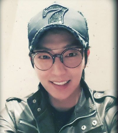 Lee Jun Ki, một thành viên khác của nhóm Super Junior luôn là người tỏ ra rất biết chiều fan hâm mộ ở thị trường Trung Quốc. Lee Jun Ki có thể dùng tiếng Trung để hỏi thăm và chúc phúc tới fan hâm mộ và thường coi người hâm mộ của mình ở Trung Quốc là người một nhà. Có lẽ vì điều này mà nam ca sĩ này nhận được nhiều tình cảm và sự ái mộ đặc biệt từ cộng đồng fan hâm mộ Trung Quốc. Lee Jun Ki, một thành viên khác của nhóm Super Junior luôn là người tỏ ra rất biết chiều fan hâm mộ ở thị trường Trung Quốc. Lee Jun Ki có thể dùng tiếng Trung để hỏi thăm và chúc phúc tới fan hâm mộ và thường coi người hâm mộ của mình ở Trung Quốc là người một nhà. Có lẽ vì điều này mà nam ca sĩ này nhận được nhiều tình cảm và sự ái mộ đặc biệt từ cộng đồng fan hâm mộ Trung Quốc.