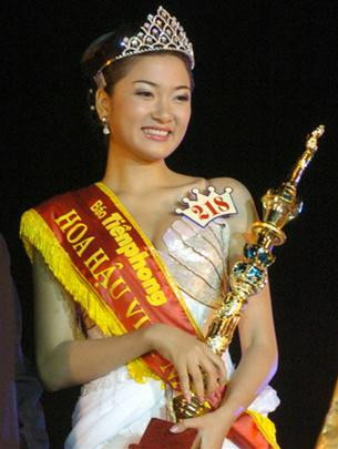 Nguyễn Thị Huyền đăng quang hoa hậu Việt Nam 2004. Vẻ đẹp "hoa cười ngọc thốt đoan trang" của cô ăn vận hợp khít với chiếc vương miện hoa núi độc đáo.