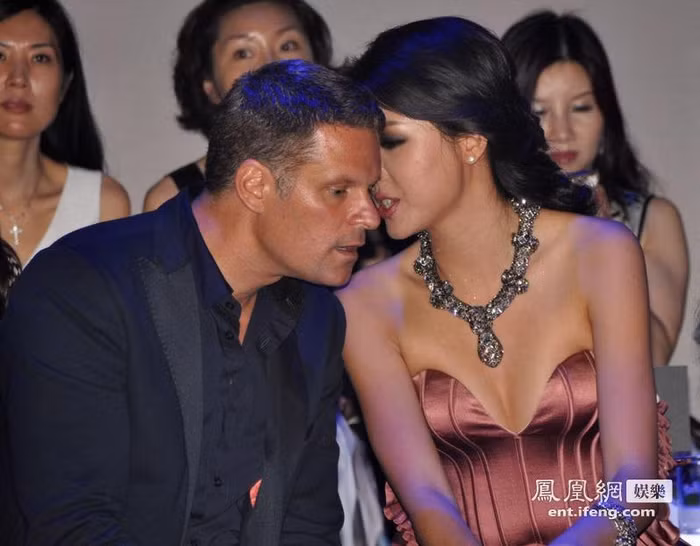 Hai người trò chuyện khá thân mật và trong suốt quá trình diễn ra sự kiện, người ta nhận thấy Hoa hậu Trương Tử Lâm và người đàn ông ngoại quốc kia dành phần lớn thời gian để tâm sự.