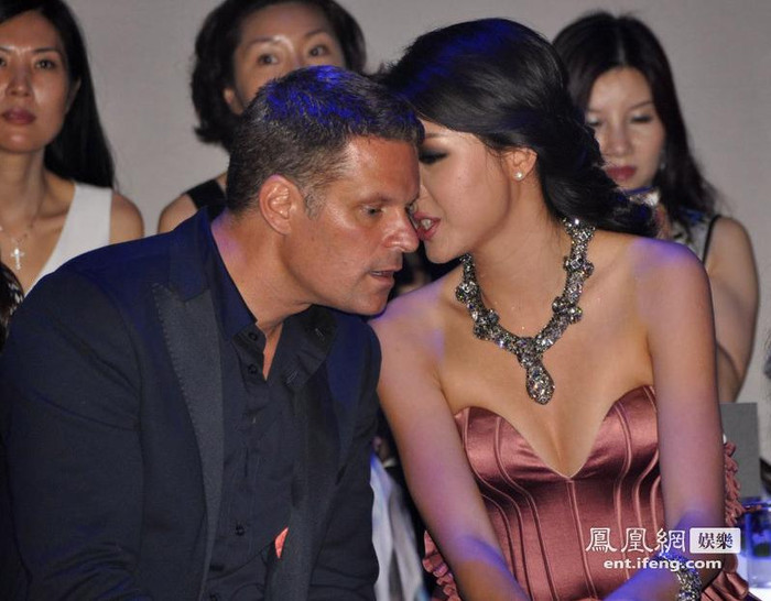 Hai người trò chuyện khá thân mật và trong suốt quá trình diễn ra sự kiện, người ta nhận thấy Hoa hậu Trương Tử Lâm và người đàn ông ngoại quốc kia dành phần lớn thời gian để tâm sự. Hai người trò chuyện khá thân mật và trong suốt quá trình diễn ra sự kiện, người ta nhận thấy Hoa hậu Trương Tử Lâm và người đàn ông ngoại quốc kia dành phần lớn thời gian để tâm sự.