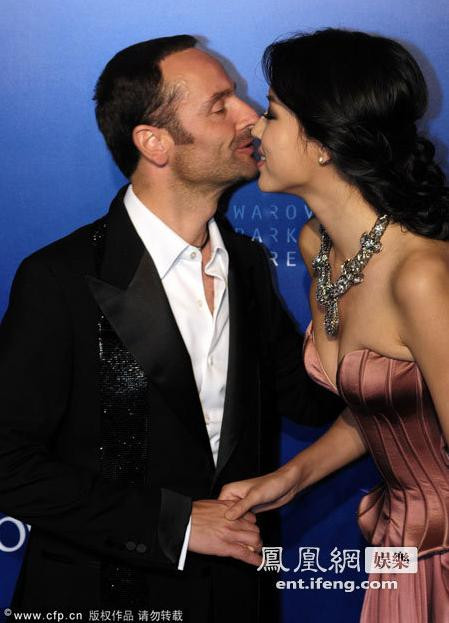 Màn bắt tay và một nụ hôn thân mật với một vị khách nước ngoài khác. Màn bắt tay và một nụ hôn thân mật với một vị khách nước ngoài khác.