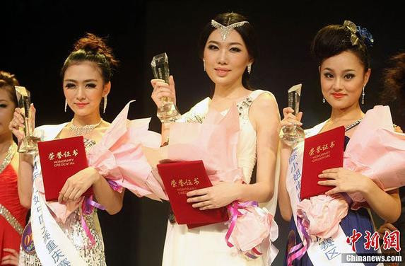Top 3 Hoa hậu "xấu" tại đêm chung kết Hoa hậu Quốc tế Trung Quốc 2012 khu vực Trùng Khánh. Ảnh. ChinaNews. Top 3 Hoa hậu "xấu" tại đêm chung kết Hoa hậu Quốc tế Trung Quốc 2012 khu vực Trùng Khánh. Ảnh. ChinaNews.