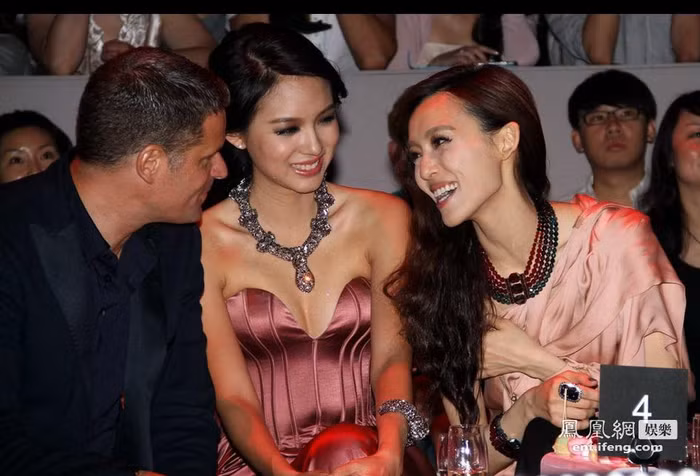 Người đàn ông ngoại quốc cùng hai người đẹp Hoa ngữ.