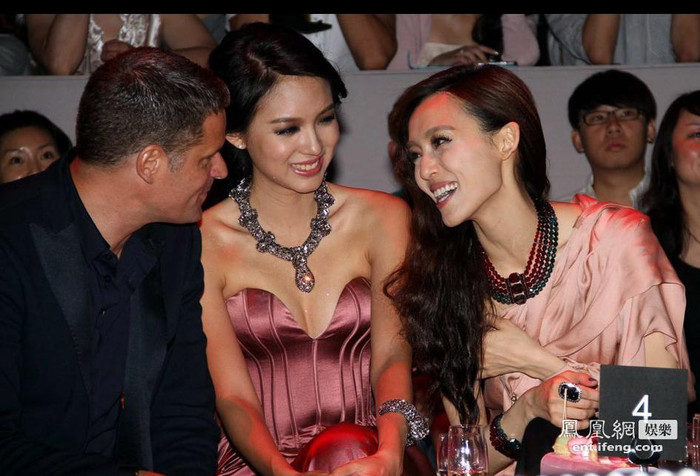 Người đàn ông ngoại quốc cùng hai người đẹp Hoa ngữ. Người đàn ông ngoại quốc cùng hai người đẹp Hoa ngữ.