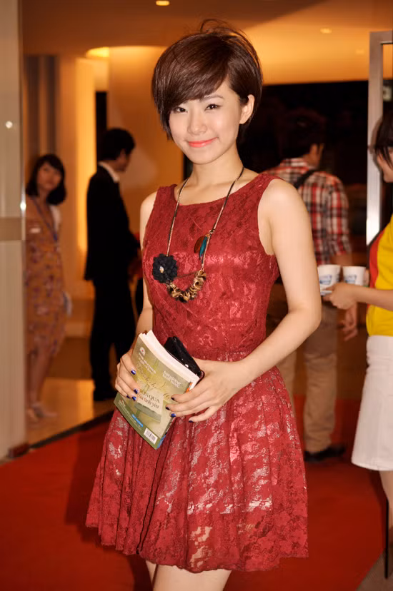 (Ảnh: Xz) Xem thêm: Top những chiếc váy khoe lưng táo bạo của Sao Việt (Ảnh: Xz) Xem thêm: Top những chiếc váy khoe lưng táo bạo của Sao Việt