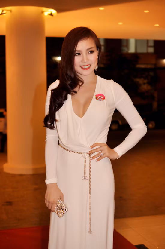 Vy Oanh trông khá phì nhiêu với bộ đầm trắng này. (Ảnh: Xz) Xem thêm: Top những chiếc váy khoe lưng táo bạo của Sao Việt Vy Oanh trông khá phì nhiêu với bộ đầm trắng này. (Ảnh: Xz) Xem thêm: Top những chiếc váy khoe lưng táo bạo của Sao Việt