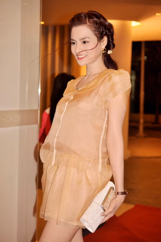 Vũ Thu Phương bất ngờ với style kín đáo. Cô nàng tươi trẻ và cuốn hút hơn hẳn so với thời chưa lấy chồng. (Ảnh: Xz) Xem thêm: Top những chiếc váy khoe lưng táo bạo của Sao Việt Vũ Thu Phương bất ngờ với style kín đáo. Cô nàng tươi trẻ và cuốn hút hơn hẳn so với thời chưa lấy chồng. (Ảnh: Xz) Xem thêm: Top những chiếc váy khoe lưng táo bạo của Sao Việt