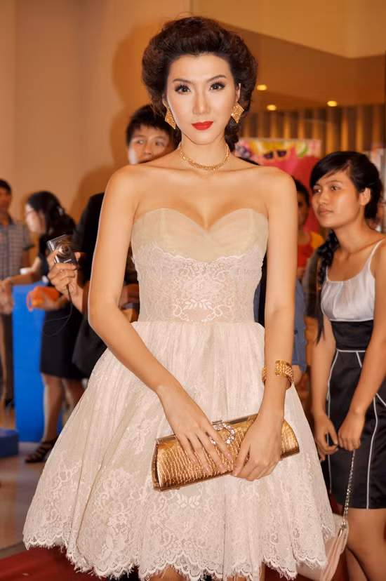 Ngọc Quyên lần đầu tiên ngọt ngào, mang dáng vẻ công chúa đến thế. (Ảnh: Xz) Xem thêm: Top những chiếc váy khoe lưng táo bạo của Sao Việt Ngọc Quyên lần đầu tiên ngọt ngào, mang dáng vẻ công chúa đến thế. (Ảnh: Xz) Xem thêm: Top những chiếc váy khoe lưng táo bạo của Sao Việt