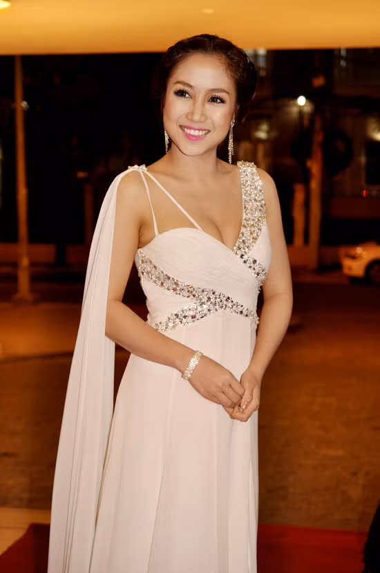 Ốc Thanh Vân chuộng phong cách gợi cảm. (Ảnh: Xz) Xem thêm: Top những chiếc váy khoe lưng táo bạo của Sao Việt Ốc Thanh Vân chuộng phong cách gợi cảm. (Ảnh: Xz) Xem thêm: Top những chiếc váy khoe lưng táo bạo của Sao Việt