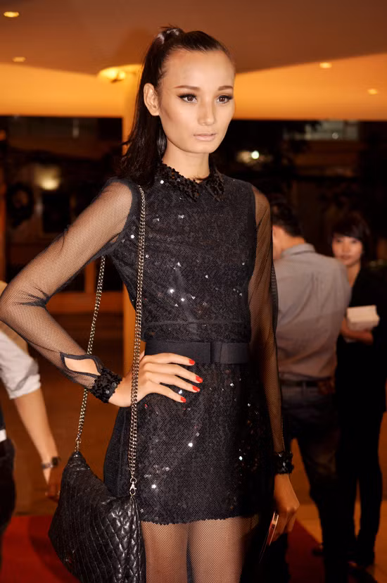 Lê Thị Thúy kiêu sa bất ngờ. Lối trang điểm và ăn mặc của cô trông giống một người mẫu quốc tế hơn là người mẫu Việt Nam. (Ảnh: Xz) Xem thêm: Top những chiếc váy khoe lưng táo bạo của Sao Việt Lê Thị Thúy kiêu sa bất ngờ. Lối trang điểm và ăn mặc của cô trông giống một người mẫu quốc tế hơn là người mẫu Việt Nam. (Ảnh: Xz) Xem thêm: Top những chiếc váy khoe lưng táo bạo của Sao Việt