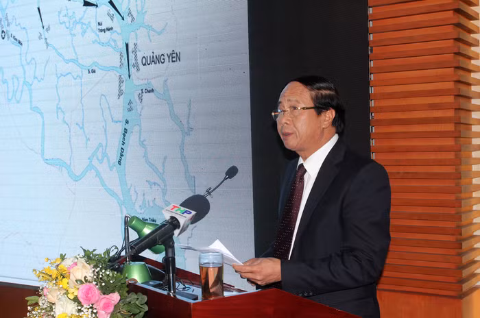 Ông Lê Văn Thành, Ủy viên Trung ương Đảng, Bí thư Thành ủy, Chủ tịch Hội đồng nhân dân thành phố Hải Phòng phát biểu tại hội nghị (Ảnh: Lã Tiến)