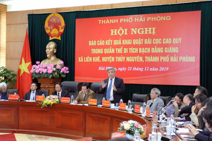 Giáo sư Vũ Minh Giang, Chủ tịch Hội đồng chức danh Giáo sư liên ngành Lịch sử - Khảo cổ - Dân tộc học, Phó chủ tịch Hội đồng Di sản văn hóa quốc gia đánh giá đây là một phát hiện vô cùng quang trọng. (Ảnh: Lã Tiến)