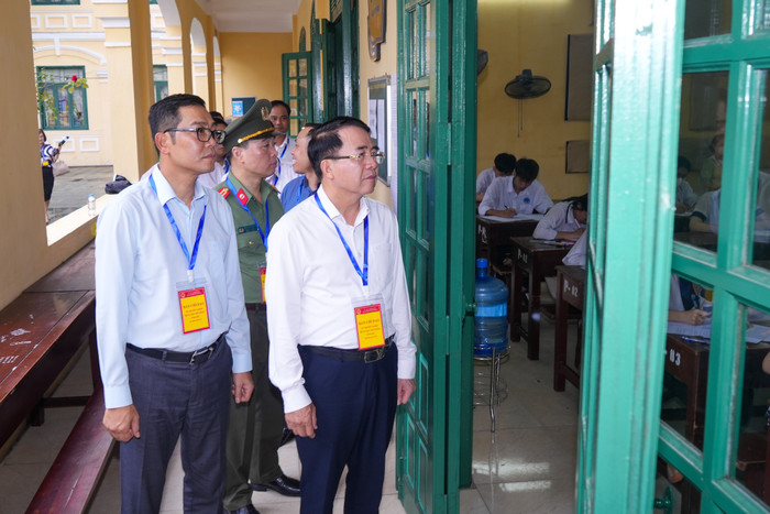 Ông Lê Khắc Nam - Phó chủ tịch Uỷ ban nhân dân thành phố Hải Phòng cùng đoàn kiểm tra tại một số hội đồng thi (Ảnh: Lã Tiến) GDVN_thi-thpt-2024-1.jpg