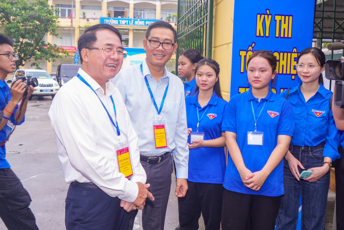 Lãnh đạo thành phố Hải Phòng động viên lực lượng tình nguyện viên tiếp sức cho thí sinh (Ảnh: Lã Tiến) GDVN_thi-thpt-2024-2.jpg