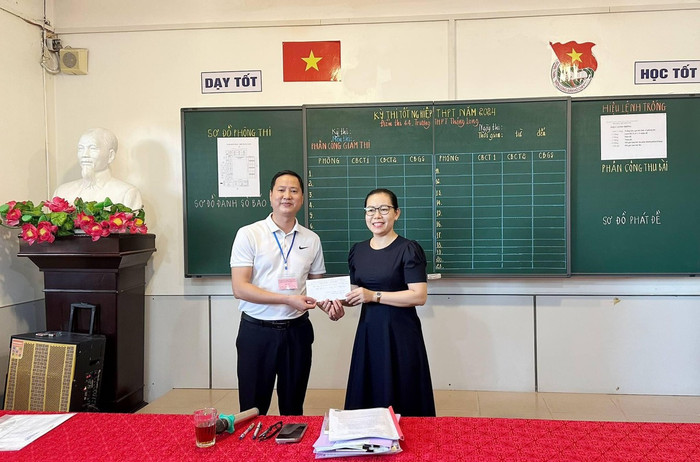 Đại diện Uỷ ban nhân dân quận Ngô Quyền trao kinh phí hỗ trợ các điểm thi (Ảnh: LT) GDVN_thi-thpt-2024-7.jpg