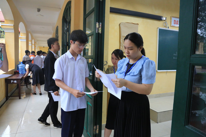 Giám thị gọi các thí sinh vào phòng thi (Ảnh: LT) GDVN_thi-thpt-2024-4.jpg