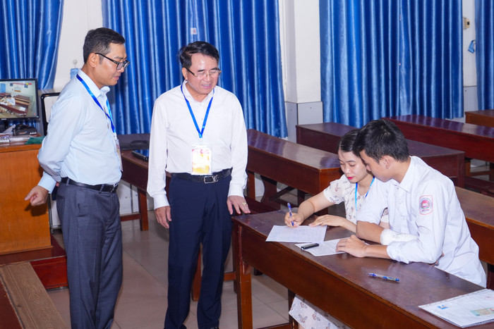 Ông Lê Khắc Nam – Phó chủ tịch UBND thành phố Hải Phòng đã đến động viên thí sinh bị gãy tay phải ngồi thi tại phòng thi đặc biệt ở Trường Trung học phổ thông Thăng Long (Ảnh: LT) GDVN_thi-thpt-2024-3.jpg