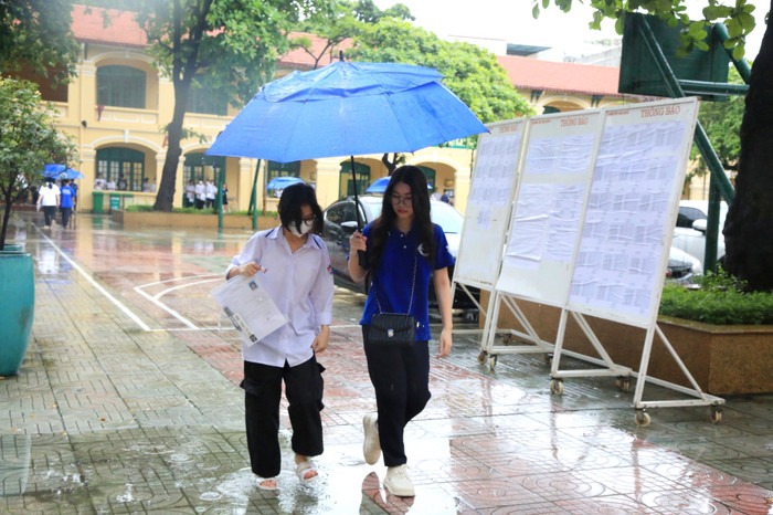 Thí sinh tới điểm thi Trường Trung học phổ thông Ngô Quyền (Ảnh: LT) GDVN_thi-thpt-2024-6.jpg