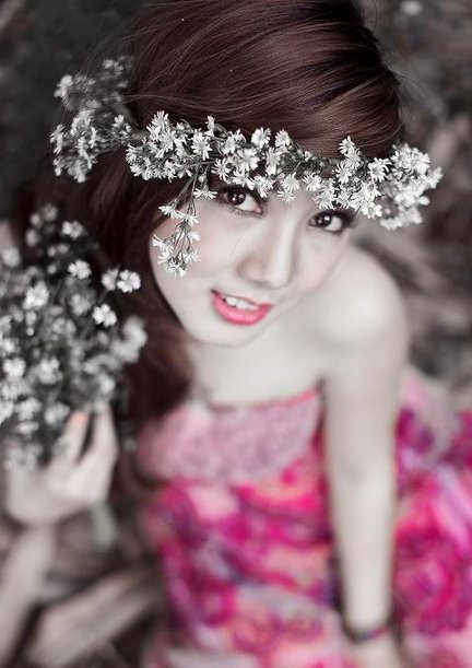 Linh Napie biến hóa linh hoạt trong hình tượng. Trong bức hình giàu tính nghệ thuật này, Linh Napie khoe trọn vẹn vẻ đẹp của đôi mắt to tròn.