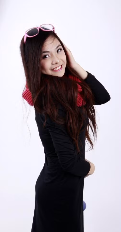 Từ góc nhìn nghiêng, khuôn miệng cười tươi tắn của Trang Tiny có nét hao hao với siêu mẫu Thanh Hằng.