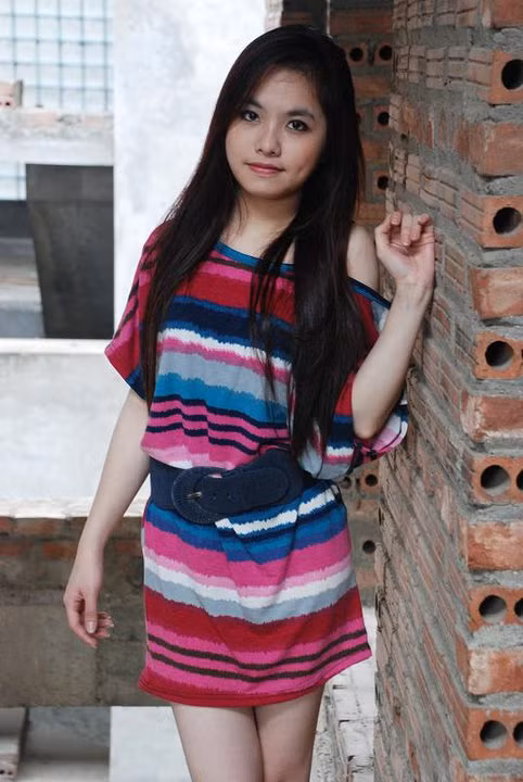 Trang điểm nhẹ nhàng, tóc dài buông xõa tự nhiên, diện áo váy hồng sọc, Trang Tiny tự tạo lập cho mình phong cách vừa hiện đại, vừa cực kỳ năng động.