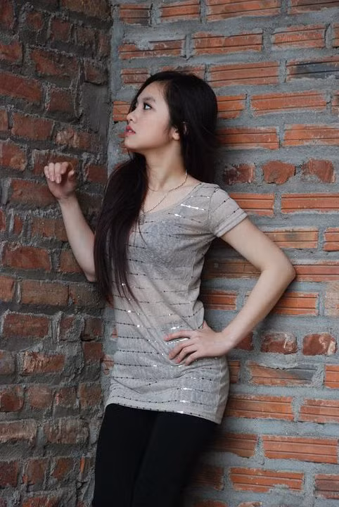 Biến đổi style quần bó, áo ánh kim dáng dài, cộng thêm đôi mắt tô điểm sắc sảo, Trang Tiny nhanh chóng tạo ấn tượng cô nàng cá tính, quyến rũ.