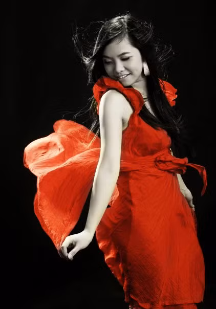 Thướt tha, bay bổng với váy đỏ. Tấm hình nghệ thuật lột tả vẻ đẹp thanh xuân, rạng ngời của Trang.