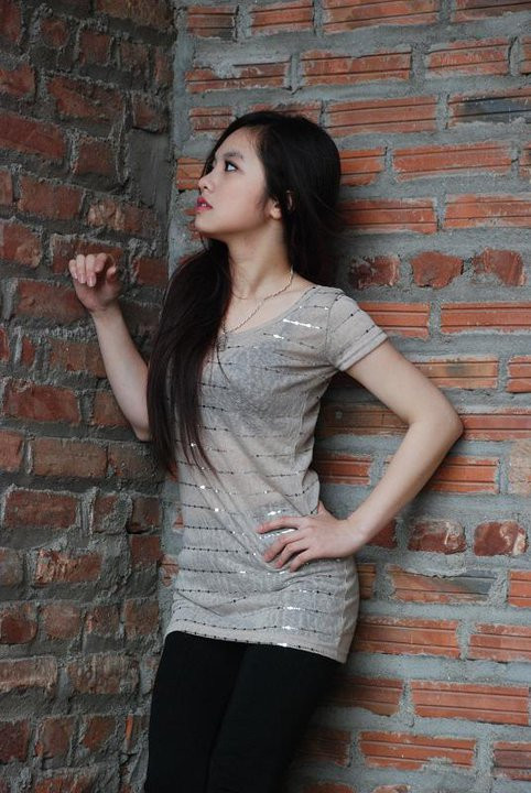 Biến đổi style quần bó, áo ánh kim dáng dài, cộng thêm đôi mắt tô điểm sắc sảo, Trang Tiny nhanh chóng tạo ấn tượng cô nàng cá tính, quyến rũ. Biến đổi style quần bó, áo ánh kim dáng dài, cộng thêm đôi mắt tô điểm sắc sảo, Trang Tiny nhanh chóng tạo ấn tượng cô nàng cá tính, quyến rũ.