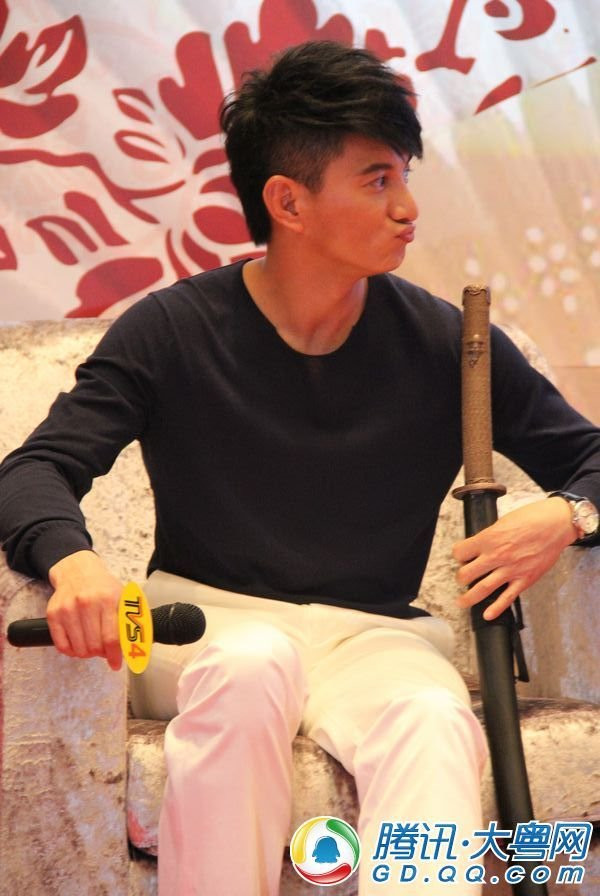 Ngô Kỳ Long trong buổi họp báo có những lúc cao hứng lại giơ thanh kiếm lên làm trò và thè lưỡi, bĩu môi làm mặt tinh quái nhưng không kém phần đáng yêu đối với người hâm mộ và các fan hâm mộ có mặt đều phát cuồng. Ngô Kỳ Long trong buổi họp báo có những lúc cao hứng lại giơ thanh kiếm lên làm trò và thè lưỡi, bĩu môi làm mặt tinh quái nhưng không kém phần đáng yêu đối với người hâm mộ và các fan hâm mộ có mặt đều phát cuồng.