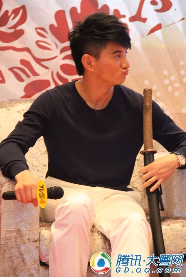 Ngô Kỳ Long trong buổi họp báo có những lúc cao hứng lại giơ thanh kiếm lên làm trò và thè lưỡi, bĩu môi làm mặt tinh quái nhưng không kém phần đáng yêu đối với người hâm mộ và các fan hâm mộ có mặt đều phát cuồng.