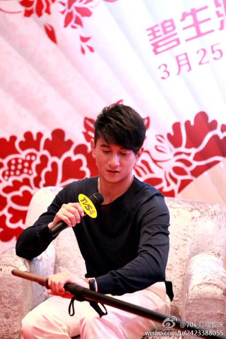 Trong "Phiến nương", Ngô Kỳ Long vào vai Tỉnh Thượng Không Nguyệt (võ sĩ Nhật) với đây trường kiếm võ sĩ đạo. Trong "Phiến nương", Ngô Kỳ Long vào vai Tỉnh Thượng Không Nguyệt (võ sĩ Nhật) với đây trường kiếm võ sĩ đạo.