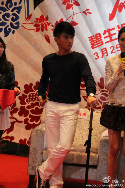 Trong buổi ra mắt phim tại Quảng Châu lần này anh cũng đem đến đây thanh kiếm này. Trong buổi ra mắt phim tại Quảng Châu lần này anh cũng đem đến đây thanh kiếm này.