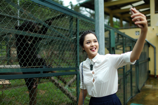 Sau khi làm quen với một chú gấu, Á hậu Hoàng Anh đã chụp ảnh nhí nhảnh để làm kỉ niệm Sau khi làm quen với một chú gấu, Á hậu Hoàng Anh đã chụp ảnh nhí nhảnh để làm kỉ niệm