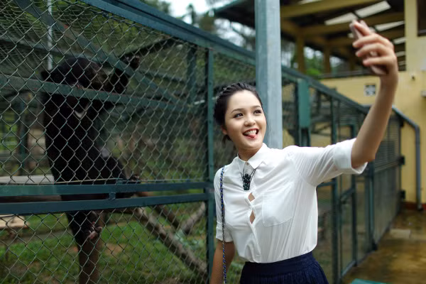 Sau khi làm quen với một chú gấu, Á hậu Hoàng Anh đã chụp ảnh nhí nhảnh để làm kỉ niệm