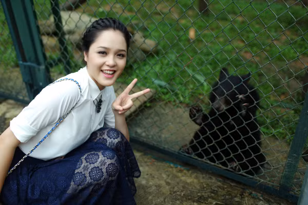 Cô đã được thấy những chú gấu con mất mẹ, những chú gấu bị mất chân vì bẫy hay những chú gấu đã suy kiệt vì bị con người tận thu mật để bán ra thị trường.