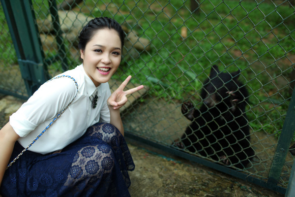 Cô đã được thấy những chú gấu con mất mẹ, những chú gấu bị mất chân vì bẫy hay những chú gấu đã suy kiệt vì bị con người tận thu mật để bán ra thị trường. Cô đã được thấy những chú gấu con mất mẹ, những chú gấu bị mất chân vì bẫy hay những chú gấu đã suy kiệt vì bị con người tận thu mật để bán ra thị trường.