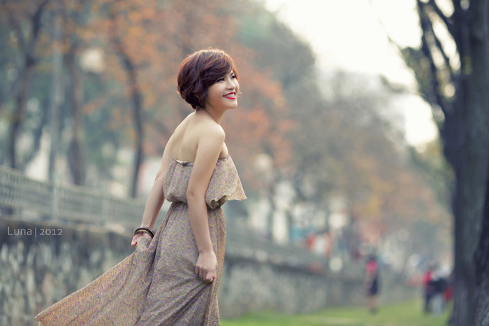 Một chiều hè dịu mát, dạo bước trên con đường rợp bóng hàng cây, để cho tà áo váy ngẩn ngơ bay trong gió... thật tuyệt vời. Màu son đỏ nồng nàn như làm bừng sáng nụ cười xinh thiếu nữ. Ê kíp thực hiện Make up: Chang Nhung Photo: Luna Model: Ly Ly Xem thêm: Lên đời nhan sắc nhờ trang điểm. Một chiều hè dịu mát, dạo bước trên con đường rợp bóng hàng cây, để cho tà áo váy ngẩn ngơ bay trong gió... thật tuyệt vời. Màu son đỏ nồng nàn như làm bừng sáng nụ cười xinh thiếu nữ. Ê kíp thực hiện Make up: Chang Nhung Photo: Luna Model: Ly Ly Xem thêm: Lên đời nhan sắc nhờ trang điểm.