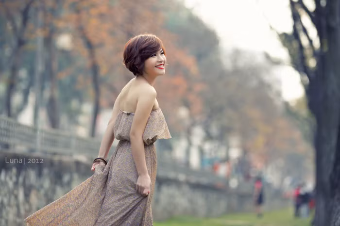 Một chiều hè dịu mát, dạo bước trên con đường rợp bóng hàng cây, để cho tà áo váy ngẩn ngơ bay trong gió... thật tuyệt vời. Màu son đỏ nồng nàn như làm bừng sáng nụ cười xinh thiếu nữ. Ê kíp thực hiện Make up: Chang Nhung Photo: Luna Model: Ly Ly Xem thêm: Lên đời nhan sắc nhờ trang điểm.