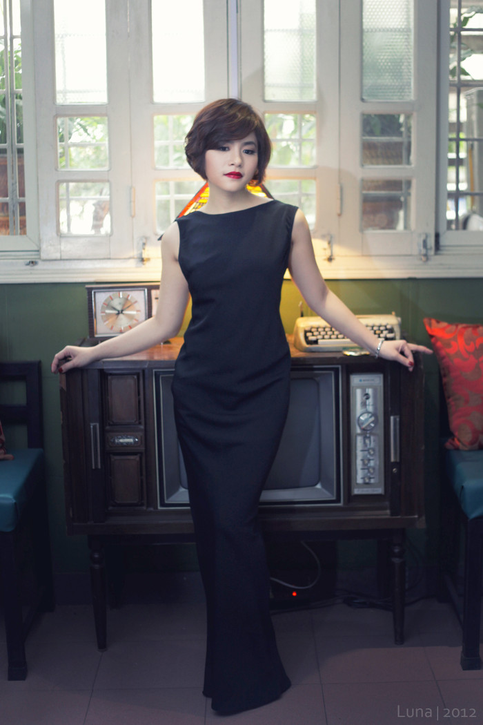 Một chiếc đầm đơn giản, không có chi tiết rườm rà phụ trợ nhưng tuyệt đẹp, khoe trọn vẹn đường cong mềm mại, gợi cảm của người phụ nữ. Bạn có nghĩ rằng cô ấy đã có màn lột xác ngoạn mục? Nếu bạn cũng muốn có một lần "lột xác" như vậy, hoặc cần sự tư vấn thời trang - make up từ phía chúng tôi, hãy gửi thư về địa chỉ Camnangdep@giaoduc.net.vn . Hân hạnh chào đón bạn! Xem thêm: Lên đời nhan sắc nhờ trang điểm. Một chiếc đầm đơn giản, không có chi tiết rườm rà phụ trợ nhưng tuyệt đẹp, khoe trọn vẹn đường cong mềm mại, gợi cảm của người phụ nữ. Bạn có nghĩ rằng cô ấy đã có màn lột xác ngoạn mục? Nếu bạn cũng muốn có một lần "lột xác" như vậy, hoặc cần sự tư vấn thời trang - make up từ phía chúng tôi, hãy gửi thư về địa chỉ Camnangdep@giaoduc.net.vn . Hân hạnh chào đón bạn! Xem thêm: Lên đời nhan sắc nhờ trang điểm.