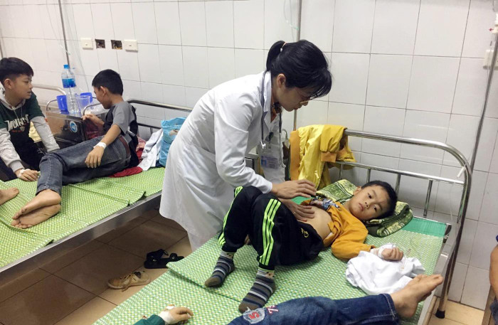 Sức khỏe các em học sinh ăn phải bột thông bồn cầu đã dần ổn định, sớm xuất viện về nhà (Ảnh: CTV) Sức khỏe các em học sinh ăn phải bột thông bồn cầu đã dần ổn định, sớm xuất viện về nhà (Ảnh: CTV)