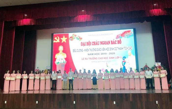Trường Tiểu học Chu Văn An biểu dương, khen thưởng các giáo viên có thành tích cao trong năm học 2019-2020 (Ảnh: Lã Tiến)
